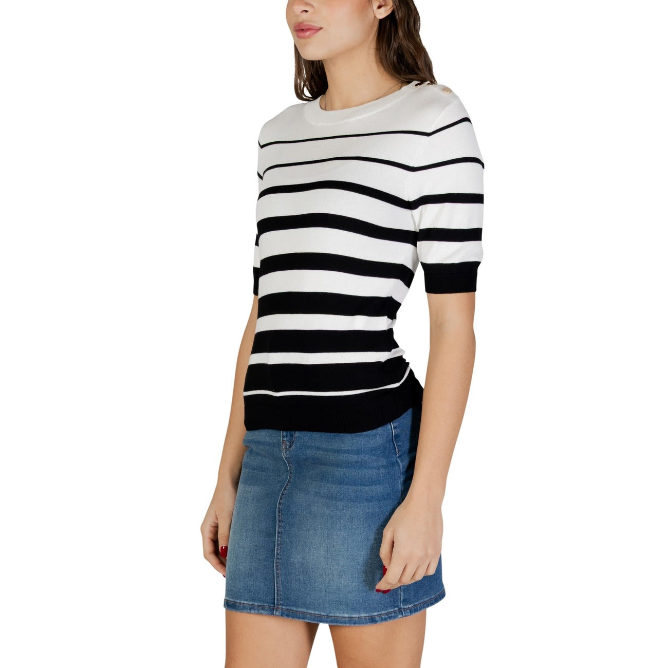 Maglia Morgan De Toi donna bianca nera a righe con bottoni manica corta scollo tondo - vista laterale indossata da modello
