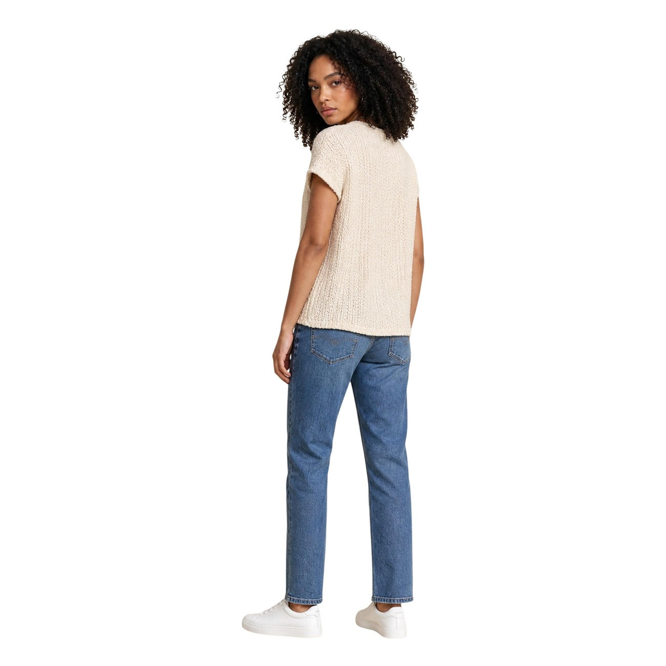 T-shirt Bianca Levi's® Fiona; Effetto Pizzo Floreale. 95% Poliestere, 5% Elastam. Tessuto traforato trasparente, girocollo, vestibilità stretch. Femminile, leggera e versatile.