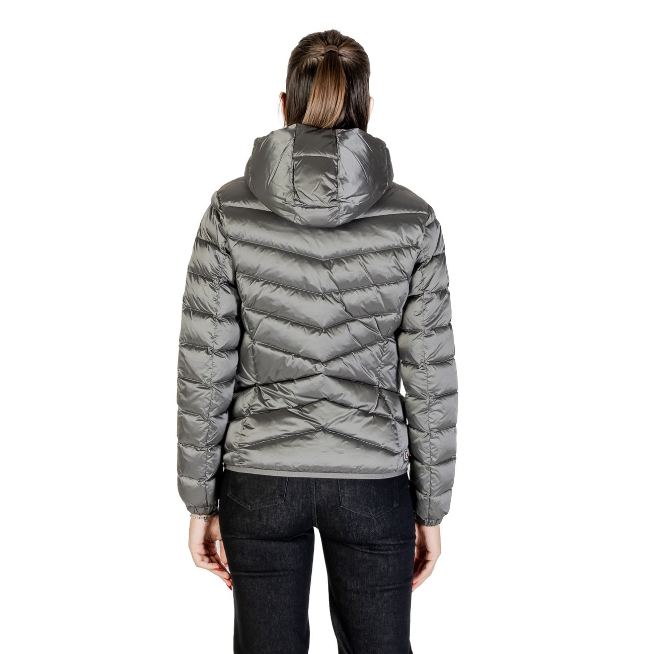 Piumino donna Colmar Originals grigio 22192YO 506. Giacca invernale calda da donna grigia con trapuntature oblique, cappuccio fisso, zip doppio cursore, tessuto riciclato idrorepellente e piuma RDS, giubbotto slim casual elegante.