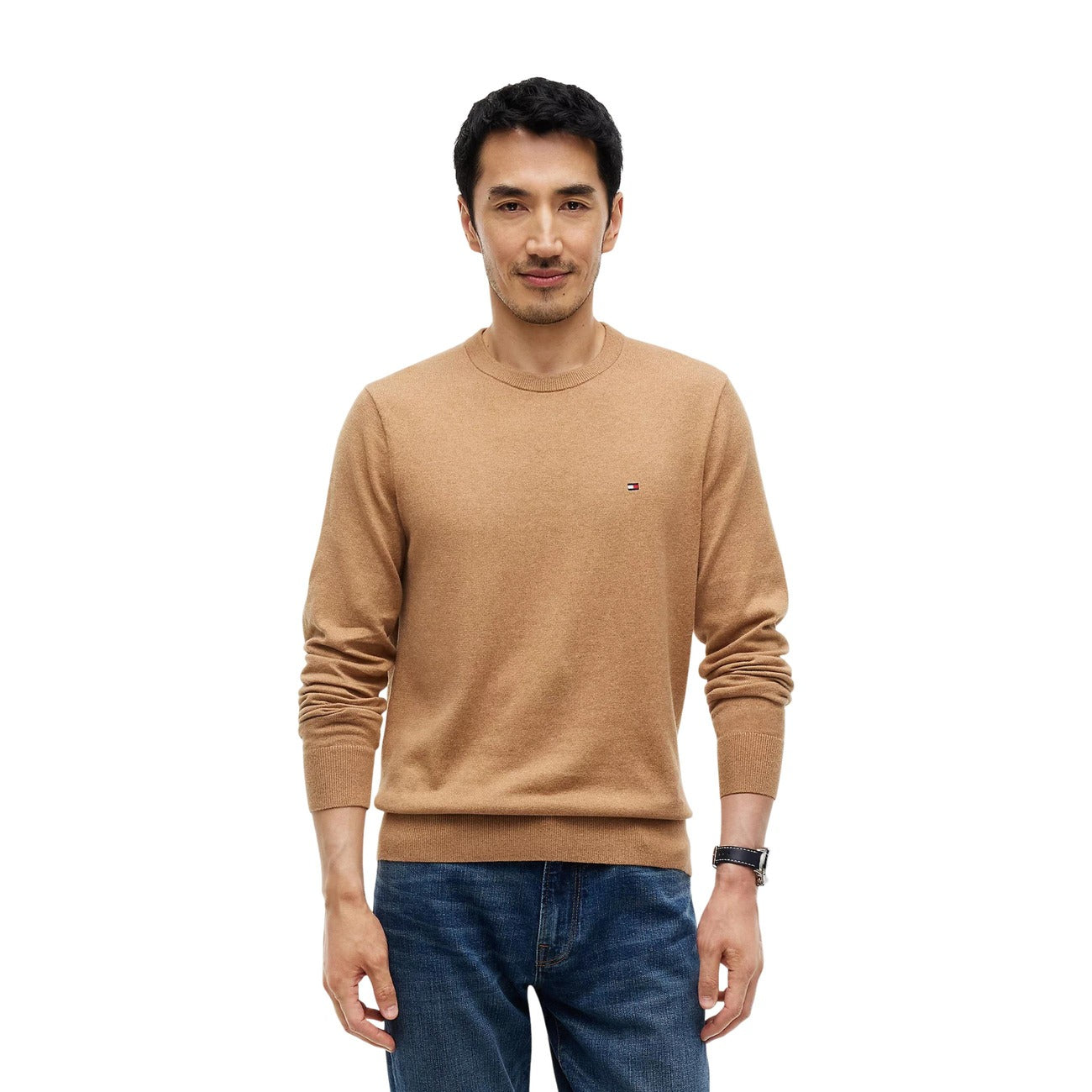 Maglione Tommy Hilfiger uomo MW0MW28046. Pullover a girocollo in misto cotone pima e cashmere, vestibilità regular con spalle scese, nastro a righe global nel colletto e logo bandiera ricamato, abbigliamento uomo autunno inverno. Beige 