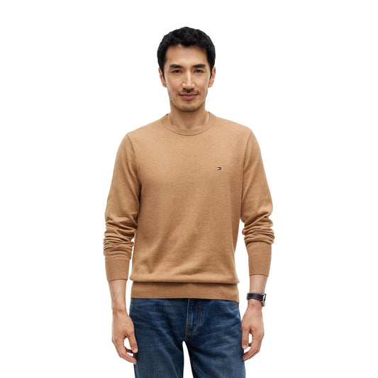 Maglione Tommy Hilfiger uomo MW0MW28046. Pullover a girocollo in misto cotone pima e cashmere, vestibilità regular con spalle scese, nastro a righe global nel colletto e logo bandiera ricamato, abbigliamento uomo autunno inverno. Beige 