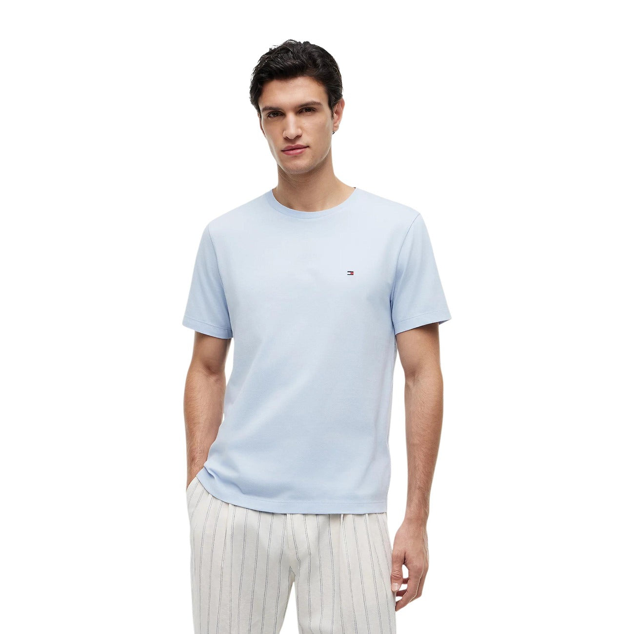 T-shirt Tommy Hilfiger azzurro; 100% Cotone Rigenerato. Regular fit, logo piccolo ricamato, collezione sostenibile. Leggera, versatile e ideale per outfit casual estivi. Vista frontale 
