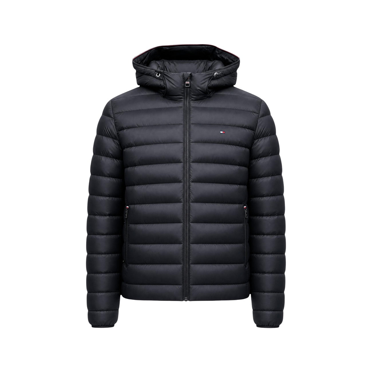 Piumino Tommy Hilfiger uomo nero MW0MW43464. Giacca imbottita trapuntata con cappuccio, 100% poliestere leggero e termico, vestibilità regolare, cerniera zip e tasche laterali con zip.