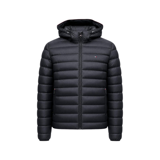 Piumino Tommy Hilfiger uomo nero MW0MW43464. Giacca imbottita trapuntata con cappuccio, 100% poliestere leggero e termico, vestibilità regolare, cerniera zip e tasche laterali con zip.