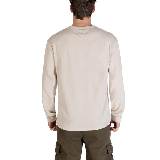 Maglia Tommy Jeans Beige Manica Lunga; 60% Cotone Rigenerato, 40% Poliestere Riciclato. Vestibilità regular, logo ricamato, scollo tondo. Tessuto morbido e sostenibile per la mezza stagione. Vista posteriore 
