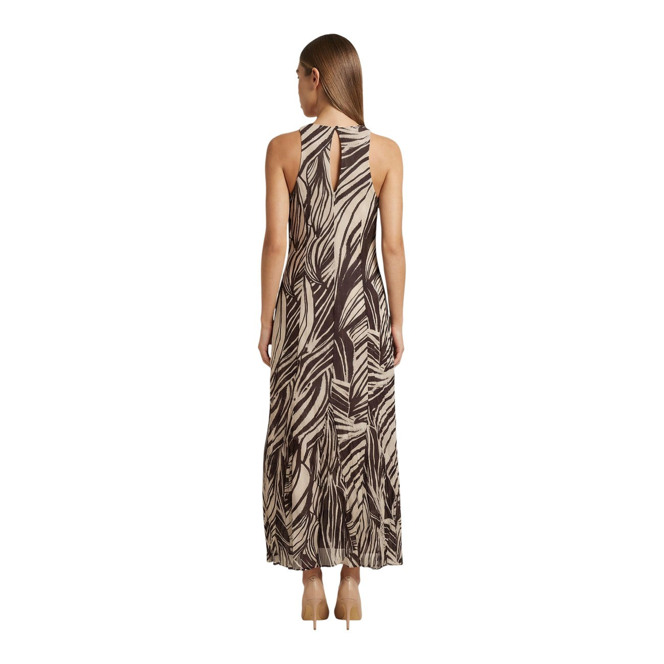 Guess Serafina Mesh Dress; 93% Poliestere, 7% Elastam. Stampa astratta, scollo rotondo, spacco profondo. Abito lungo donna aderente e flessibile per la stagione PE26. Dettaglio posteriore