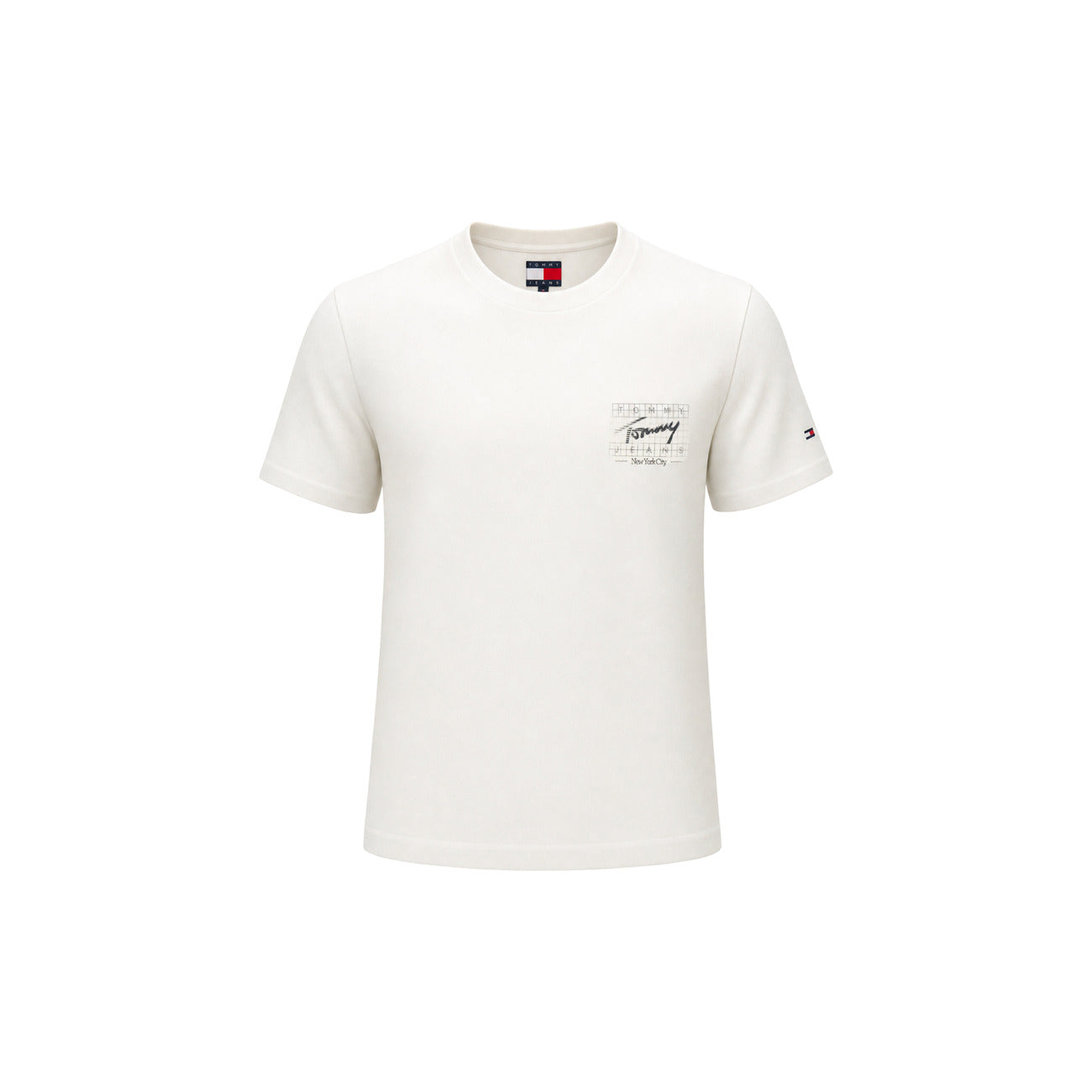 T-shirt Uomo Bianca Tommy Hilfiger Jeans; Cotone Rigenerato. Taglio regular fit, scollo a girocollo e maniche corte. Stampa grafica 'New York City' fronte/retro e micro bandierina sulla manica, stile casual leggero. Vista frontale stesa 