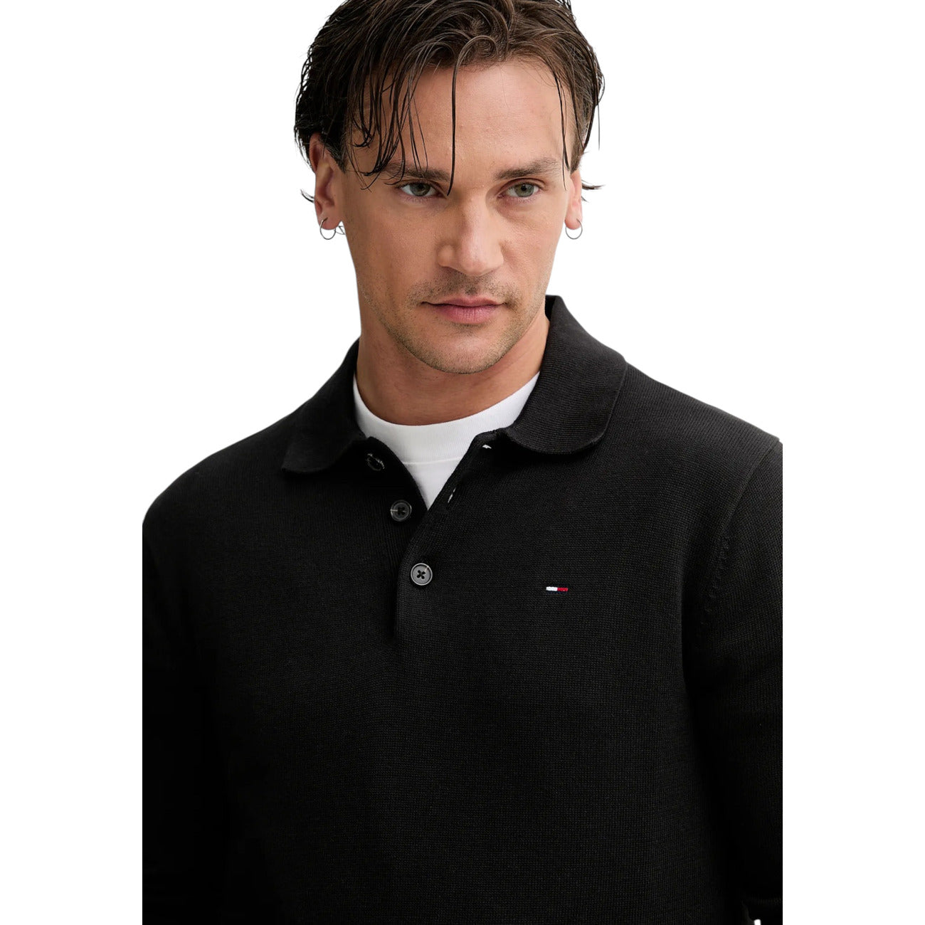 Polo Maniche Lunghe Nera Uomo Tommy Hilfiger Jeans; 100% cotone rigenerato ecosostenibile. Taglio aderente slim fit, colletto a tre bottoni e polsini a costine. Piccolo logo iconico sul petto, stile casual mezza stagione.