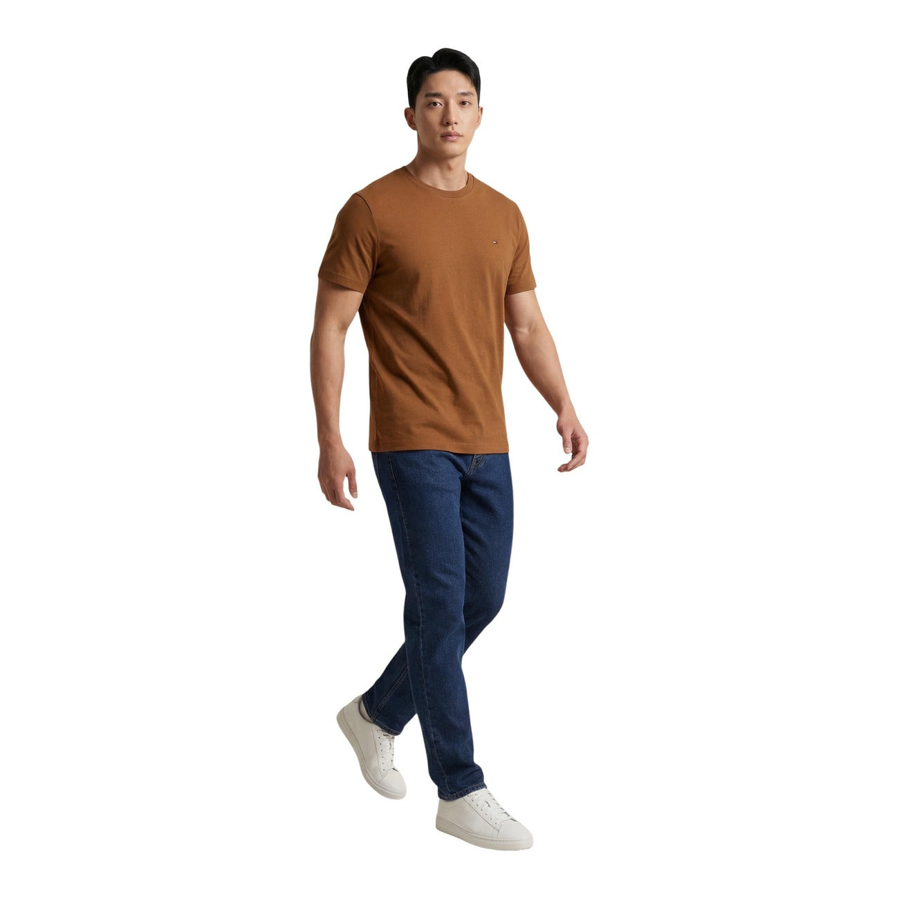 T-shirt Tommy Hilfiger Marrone; 100% Cotone Rigenerato. Regular fit, logo piccolo ricamato, collezione sostenibile. Leggera, versatile e ideale per outfit casual estivi. Indossata da modello 