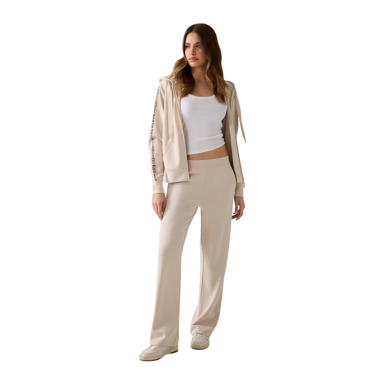 Felpa Guess donna beige con zip W6GQ03 K2656. Felpa aperta con cappuccio in modal e tessuto stretch, cerniera frontale, tasche e dettagli logo sulle maniche, abbigliamento sportivo mezza stagione.