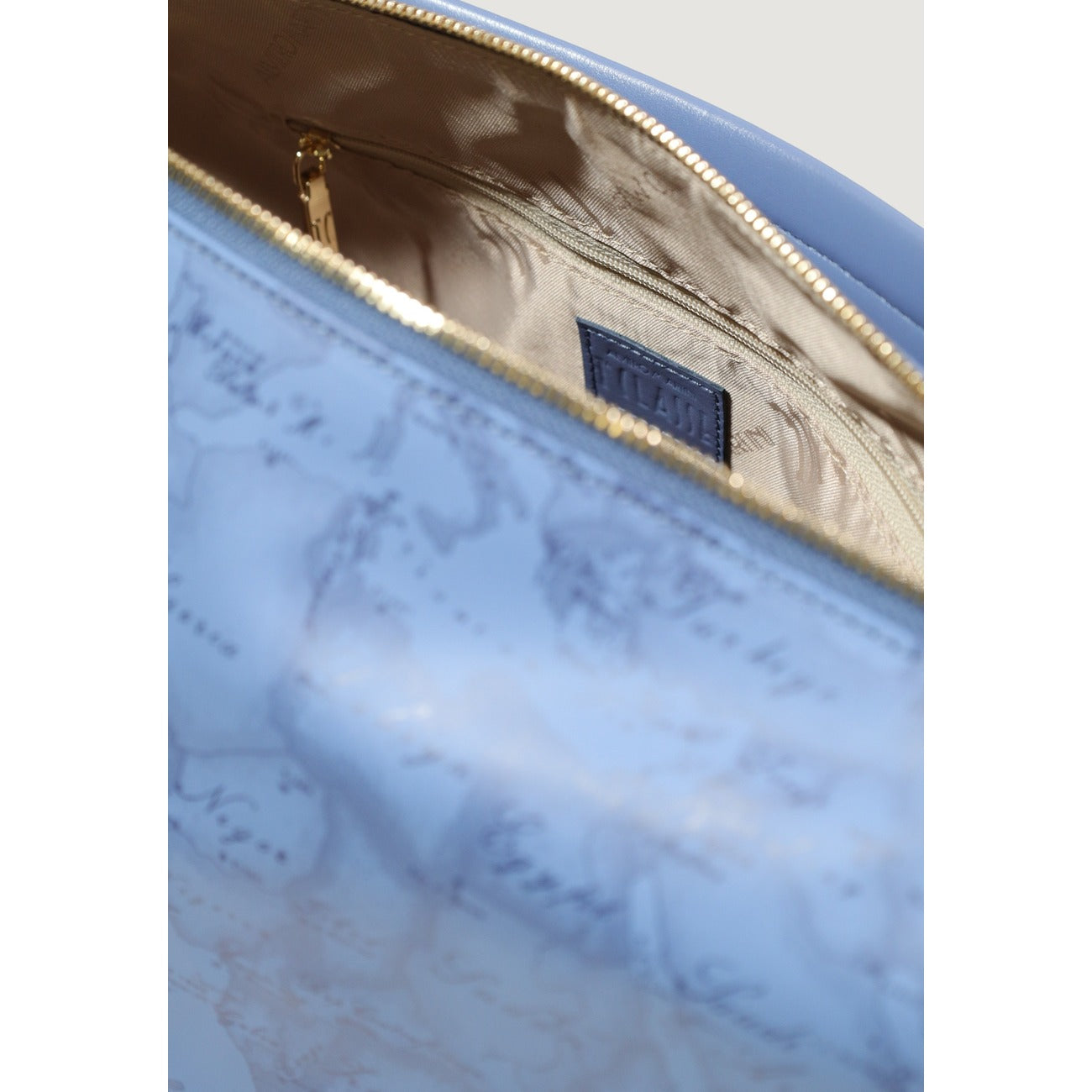 Maxi Borsa Geo Alviero Martini; 58% Poliestere, 42% Poliuretano. Tracolla regolabile, finitura idrorepellente, ampio vano interno. Borsa donna spaziosa, resistente e leggera per la PE26. colore azzurro blu 