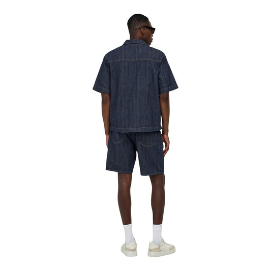 Camicia Manica Corta Only & Sons; Blu Effetto Denim. 100% Cotone leggero, Relaxed Fit, chiusura a bottoni. Cuciture a contrasto, stile casual contemporaneo, traspirabilità superiore. Vista posteriore 
