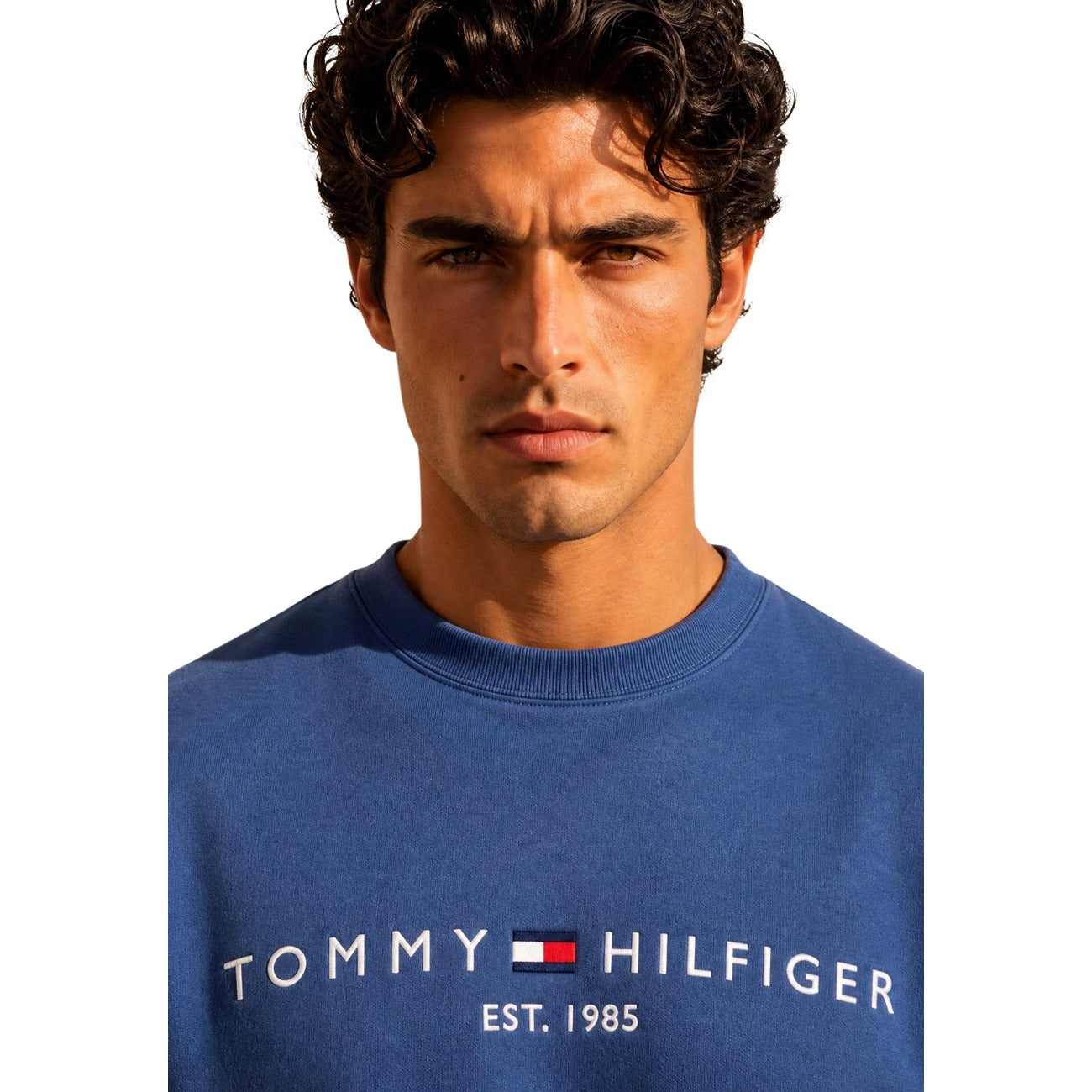 Felpa Tommy Hilfiger uomo girocollo blu Aegean Sea MW0MW11596. Felpa casual in cotone felpato con scollo tondo, finiture a coste, logo stampato sul petto e iconica bandierina sul polsino, abbigliamento uomo autunno inverno.