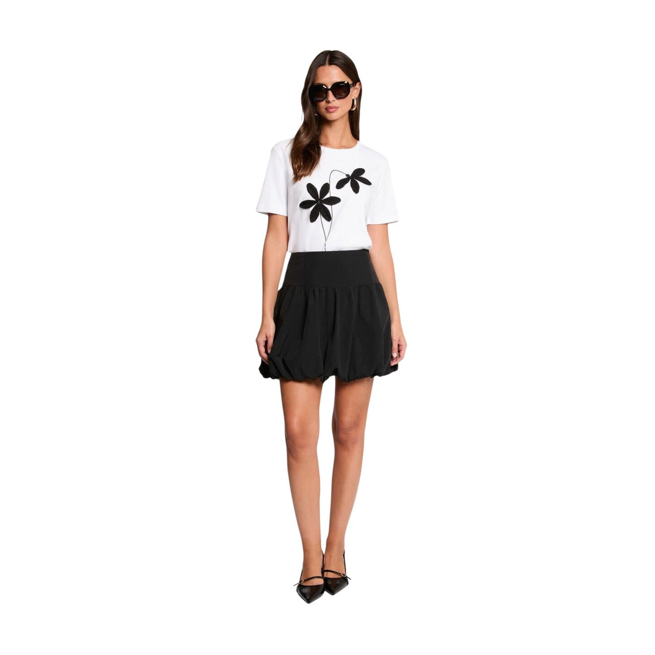 Morgan De Toi 261-DAHLIA Top; 100% cotone, ricamo fiori 3D, vestibilità regular. La t-shirt bianca iconica reinterpretata con eleganza francese. Vista frontale figura intera 