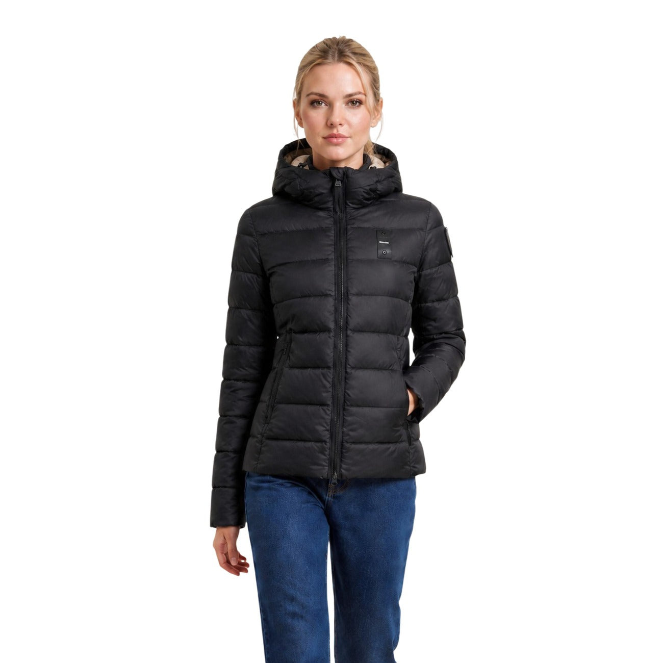 Piumino donna Blauer nero Charme 26WBLDC03037. Giubbotto corto da donna marrone slim fit trapuntato orizzontale con cappuccio avvolgente, zip doppio cursore e logo Blauer su petto e manica, giacca invernale calda e casual chic.