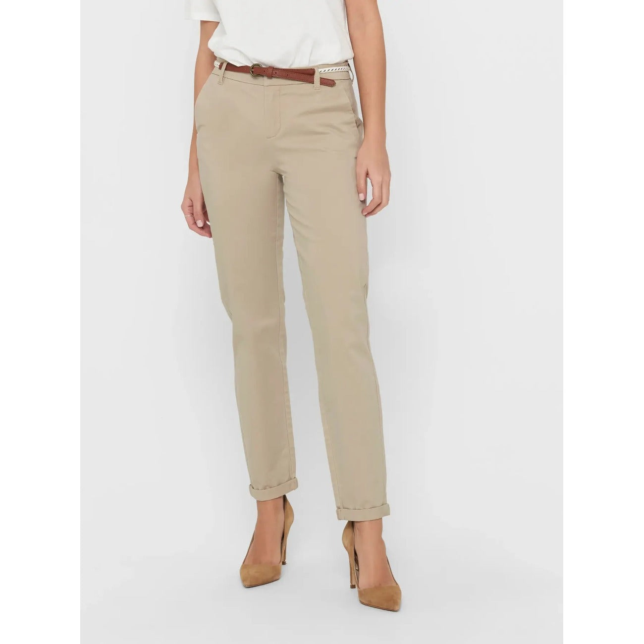 Pantaloni estivi dritti regular fit in cotone elasticizzato beige con vita media, cintura e tasche anteriori, pantaloni casual chic primavera estate.