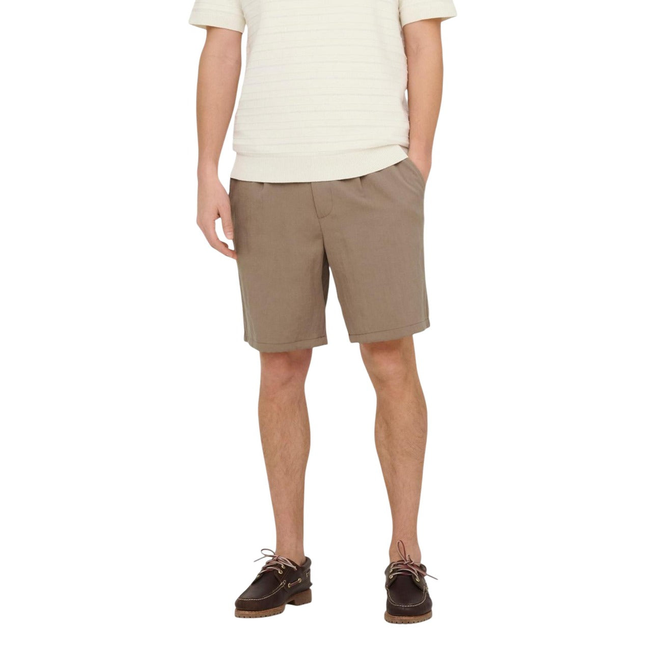 Bermuda Only & Sons Onswake Loose Marrone; 80% Viscosa. Chiusura con zip e coulisse, tasche utility, vestibilità morbida. Tessuto intrecciato fresco e leggero per la stagione Primavera/Estate.