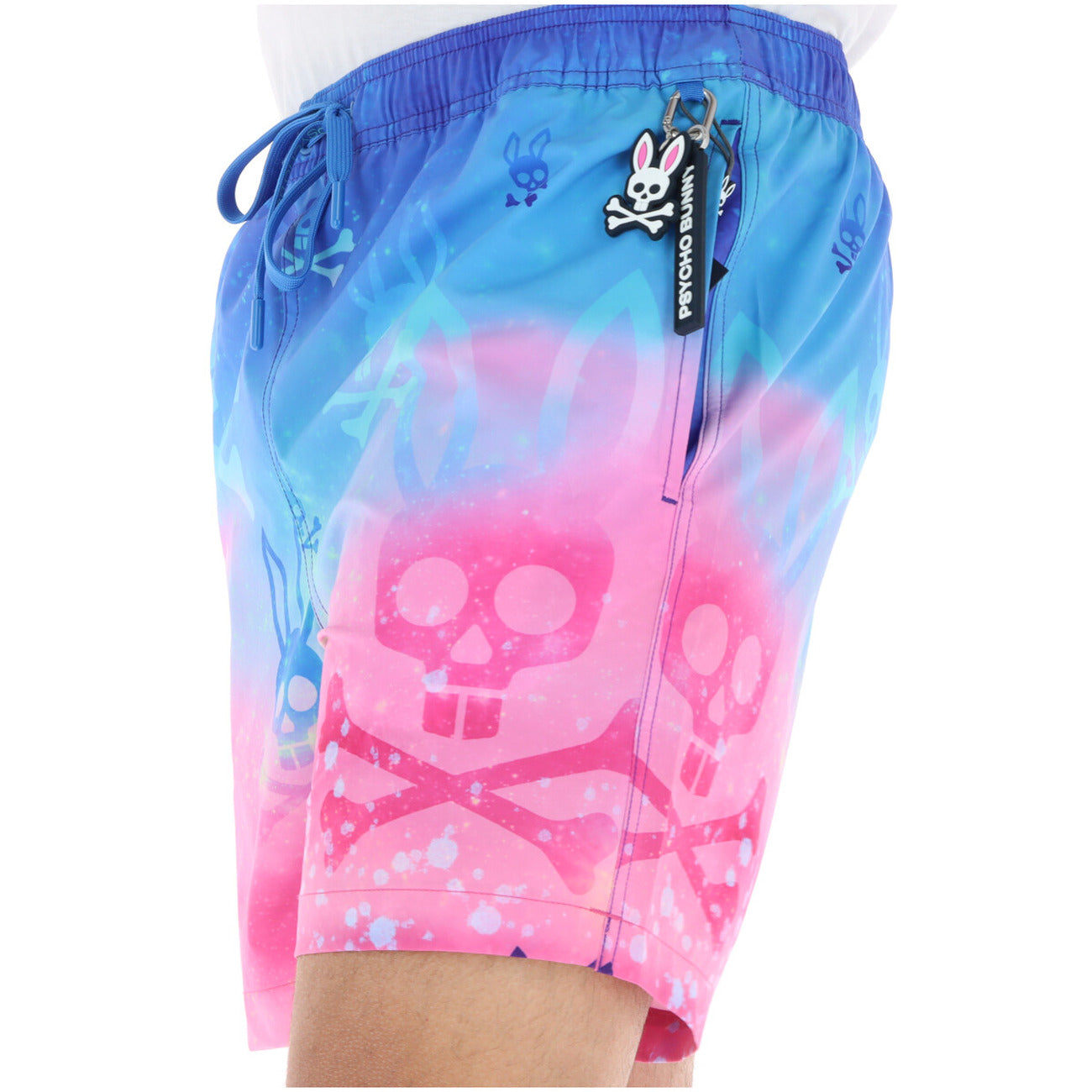 Boxer mare Psycho Bunny Rosa Cosmico; 100% poliestere ad asciugatura rapida. Grafica integrale colorata, fodera elasticizzata, vestibilità regular 6". Design iconico e traspirante.