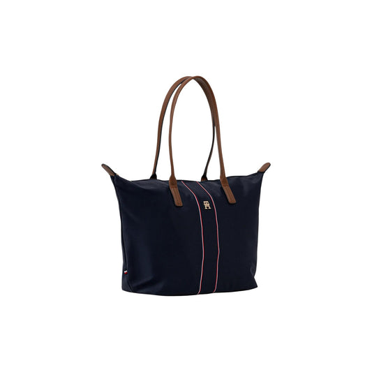 Borsa Tommy Hilfiger Nylon Tote; Chiusura con zip, tracolla rimovibile, nastro iconico TH. Capienza 7 litri, materiale leggero e resistente. Design moderno con manici a contrasto. Frontale laterale 