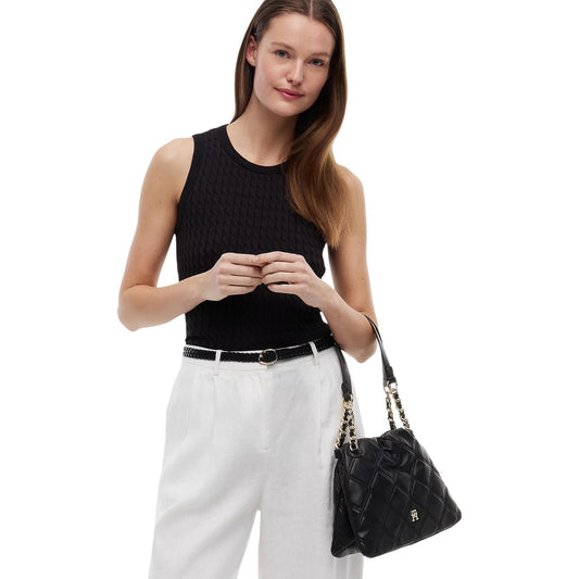 Borsa Tommy Hilfiger donna nera trapuntata AW0AW18716. Borsa tote media a spalla e a mano in ecopelle trapuntata nera con logo metallico TH e catene dorate sui manici, borsa casual chic ed elegante per tutte le stagioni.