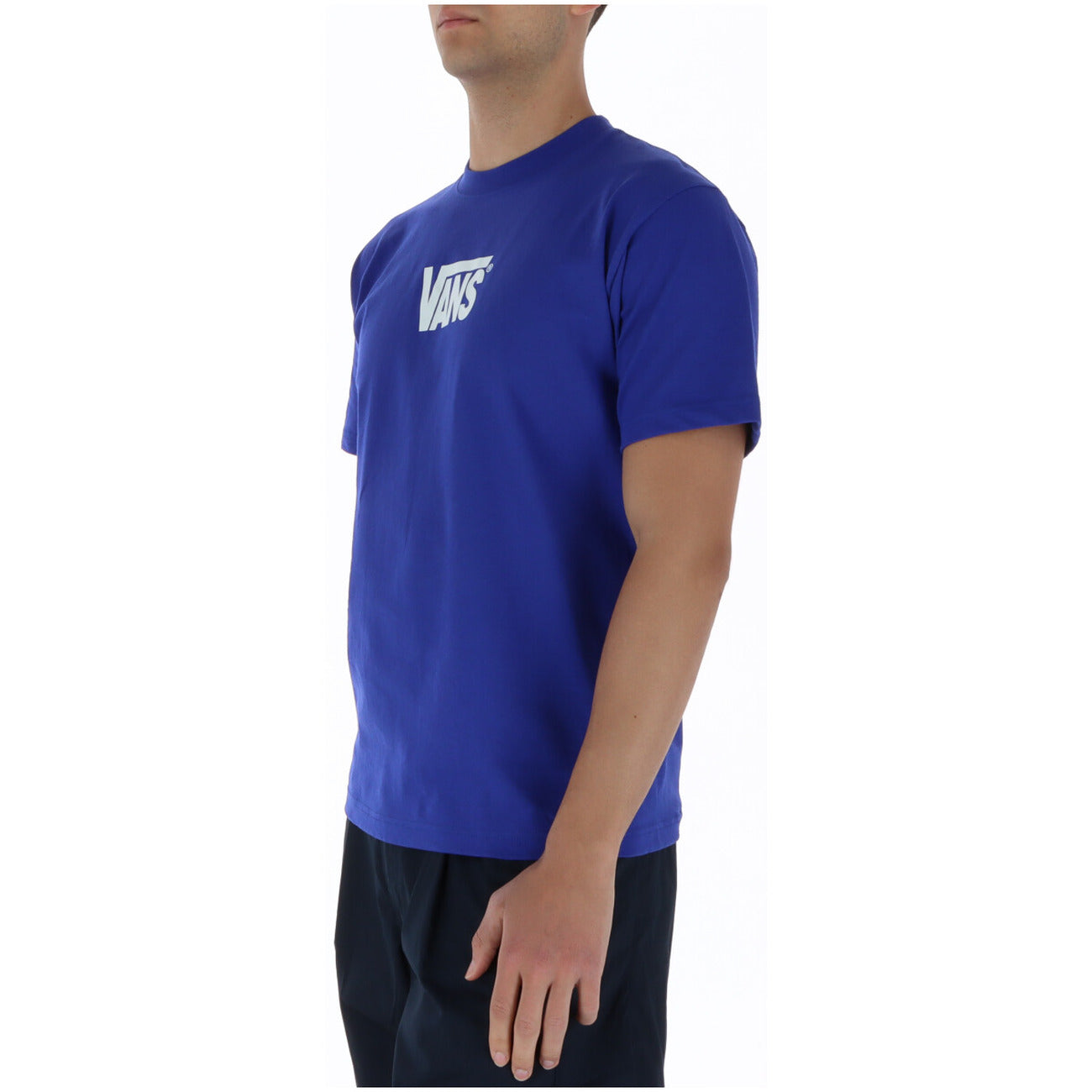 T-shirt Vans Uomo Blu; 100% Cotone. Grafica Stretch Logo frontale, maniche corte, vestibilità classica. Lavabile a 30°C, perfetta per la stagione Primavera/Estate.