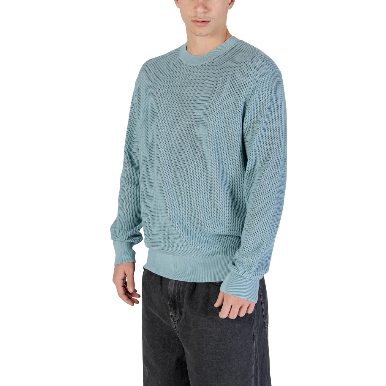 Maglione CK Jeans Cotton Mesh; Blu azzurro. 100% Cotone con poliestere riciclato. Lavorazione a rete, girocollo, traspirante e confortevole. Design moderno e sostenibile. Vista frontale Laterale