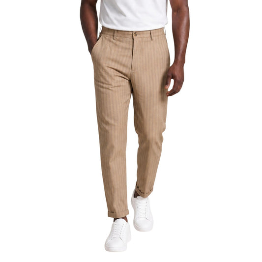 Pantaloni Regular Marroni Hydra Clothing; 100% Cotone. Fantasia a micro righe, tasche oblique, vestibilità rilassata. Leggeri e confortevoli, ideali per un look moderno e versatile. Vista frontale 