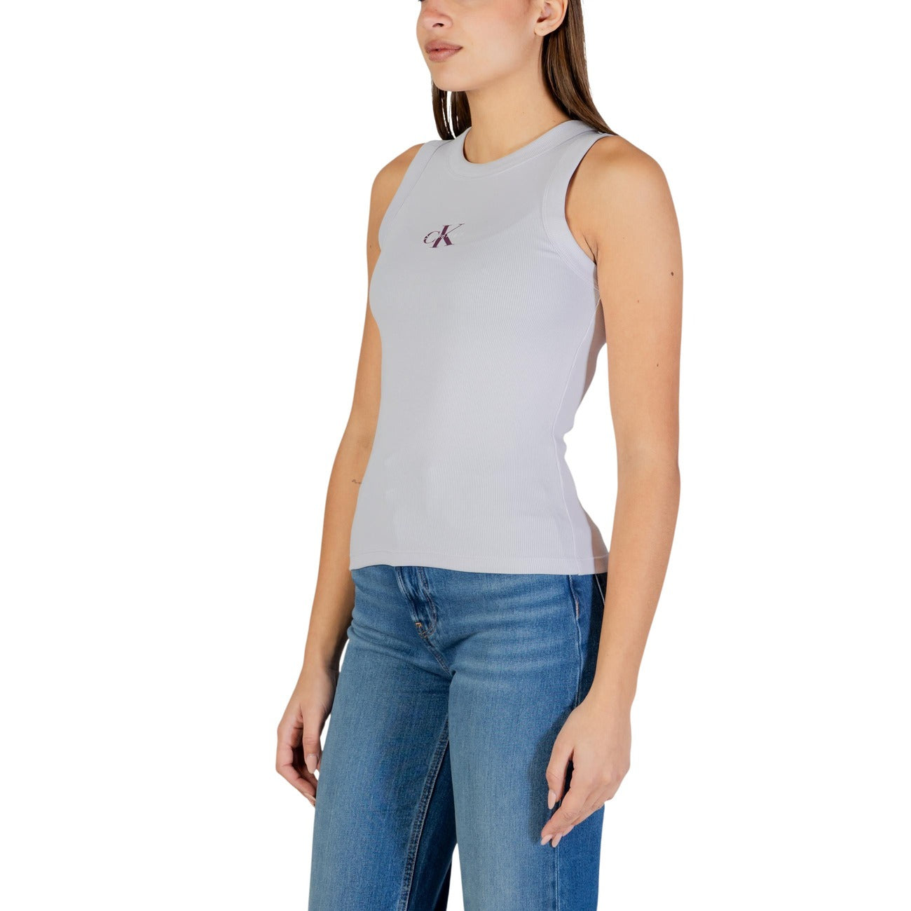 Canotta Calvin Klein Jeans Viola; 95% Cotone, 5% Elastam. Logo ricamato, scollo tondo, tessuto stretch leggero. Capo donna essenziale, casual e iconico. Vista laterale 