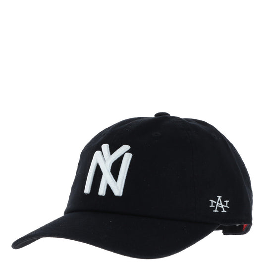 Cappellino New York Black Yankees American Needle; 100% cotone, colore nero, design vintage. Accessorio iconico per uomo. Vista frontale 