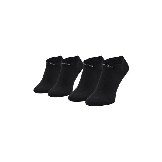 Calze Donna Calvin Klein Jeans 2P Sneaker Gripper; 62% Poliestere, 35% Poliammide, 3% Elastam. Sistema antiscivolo, invisibili nella scarpa, colore nero. Confezione da 2 paia, stile casual/sportivo. Vista frontale 