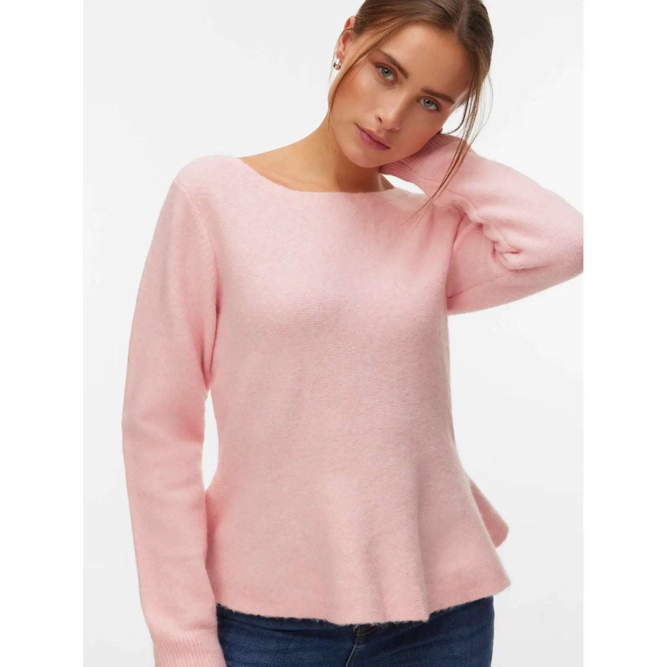 Pullover Donna Aderente rosa Vero Moda; Maglia elastica in poliestere con scollo a barca e dettaglio volant. Maniche lunghe con polsini a coste, vestibilità bodycon, stile casual-chic autunno-inverno. 