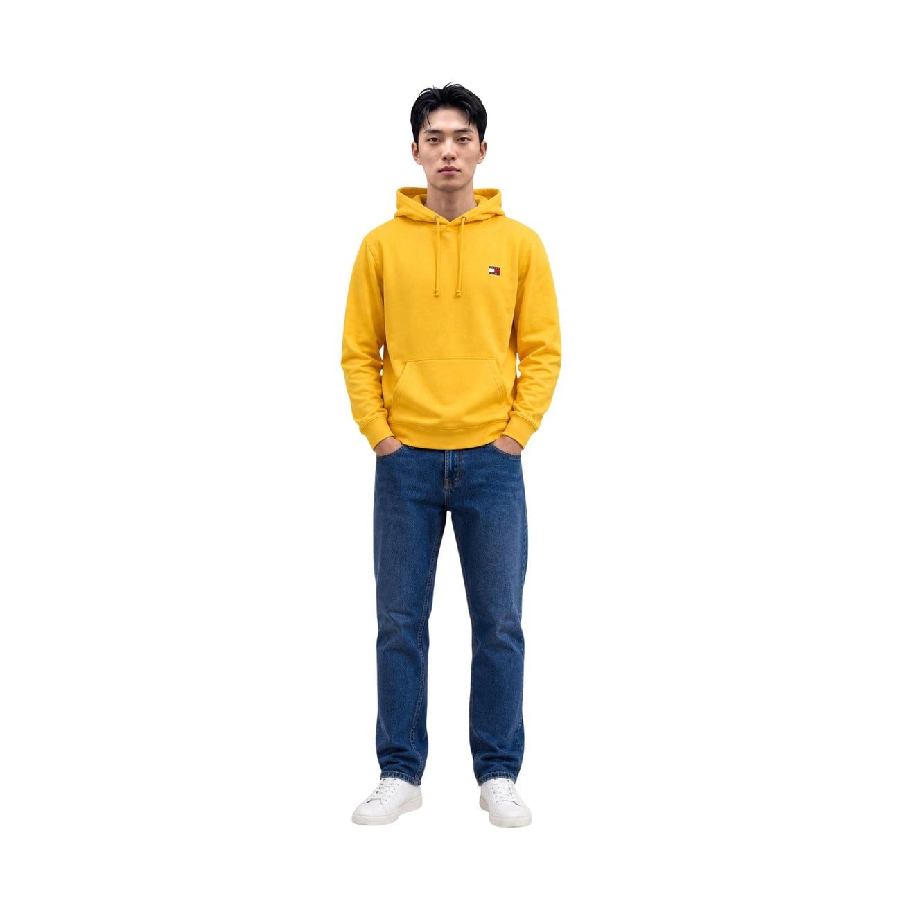 Felpa Tommy Hilfiger Jeans uomo gialla con cappuccio DM0DM23606. Felpa in misto cotone felpato con tasca a marsupio frontale, lacci regolabili e distintivo logo Tommy sul petto, abbigliamento casual uomo autunno inverno.