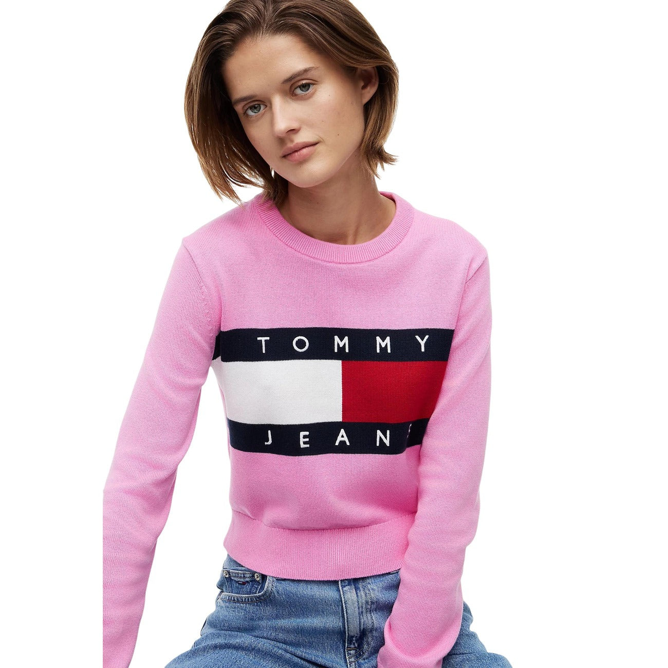 Maglia Tommy Jeans donna rosa DW0DW22930. Pullover girocollo in 100% cotone biologico con logo flag oversize intarsiato sul petto, vestibilità regular e spalle calate, abbigliamento donna autunno inverno.