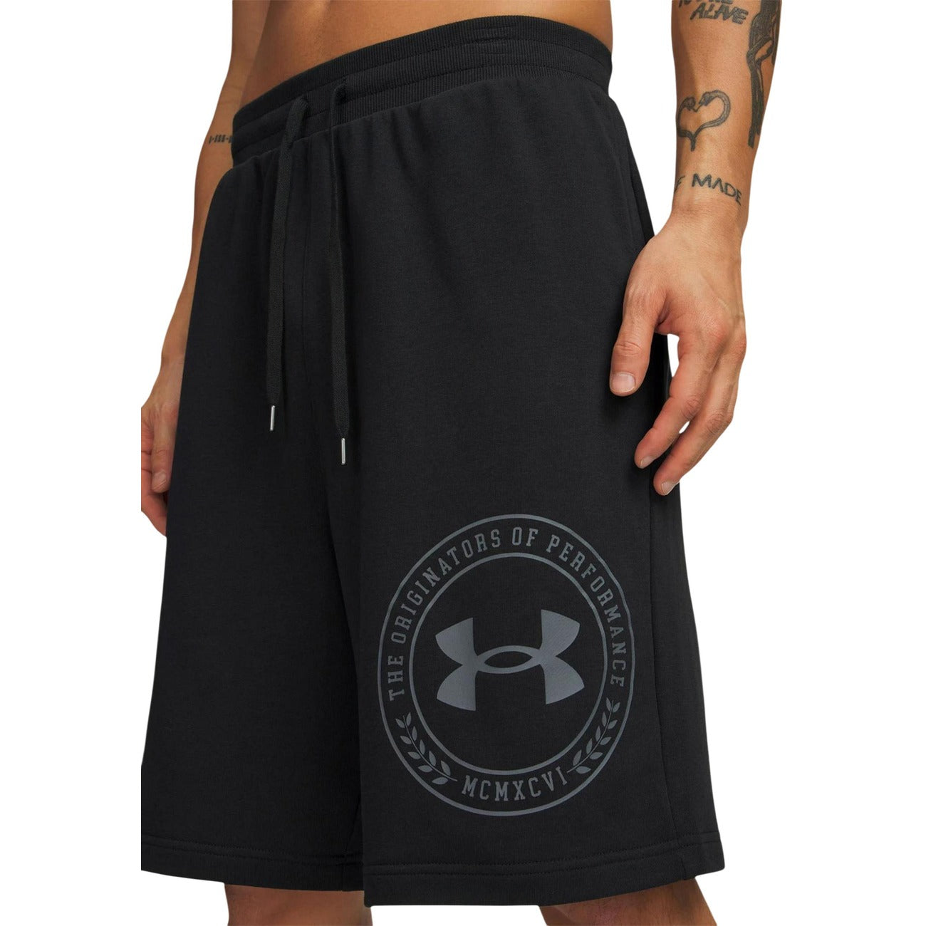 Bermuda Uomo Neri Under Armour Sportivi; Pantaloncino in spugna leggera misto cotone con stampa logo laterale. Vita elastica, tasche laterali e tasca posteriore, stile activewear e tempo libero.