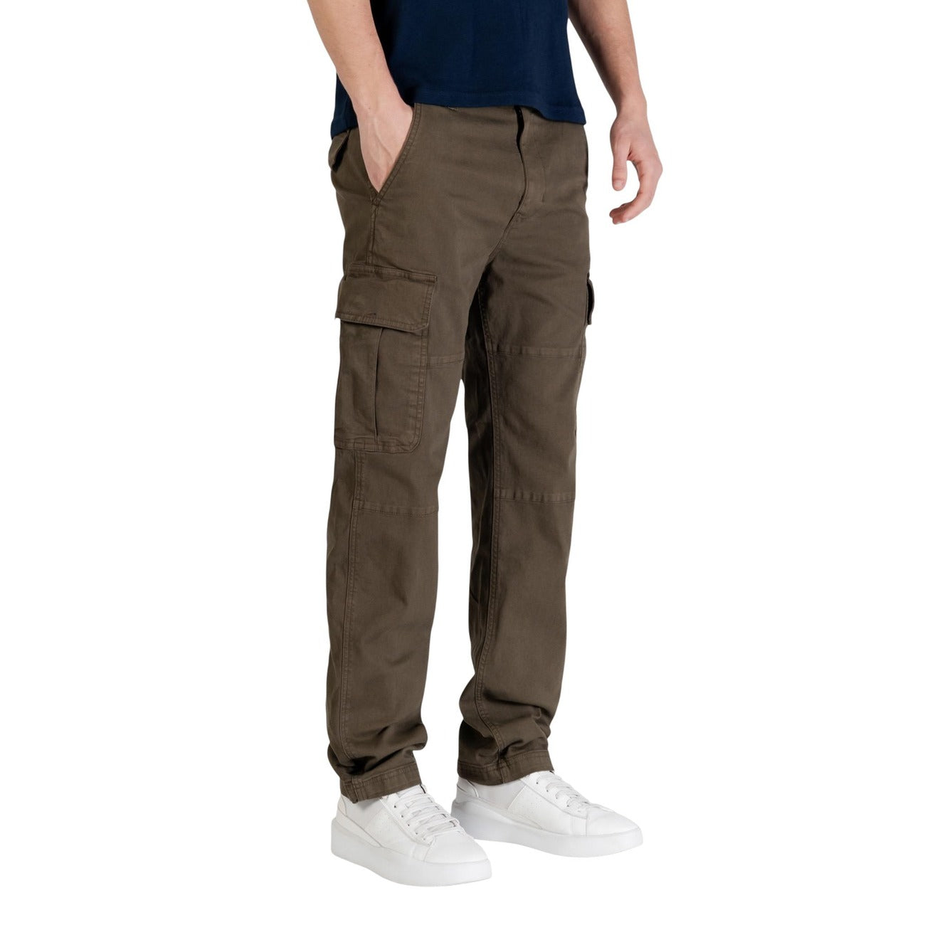 Pantaloni Cargo Tapered Tommy Hilfiger; Verde. Cotone rigenerato, vestibilità comoda affusolata, tasche laterali con patta. Stile utility iconico e sostenibile, ideale per la stagione fredda.