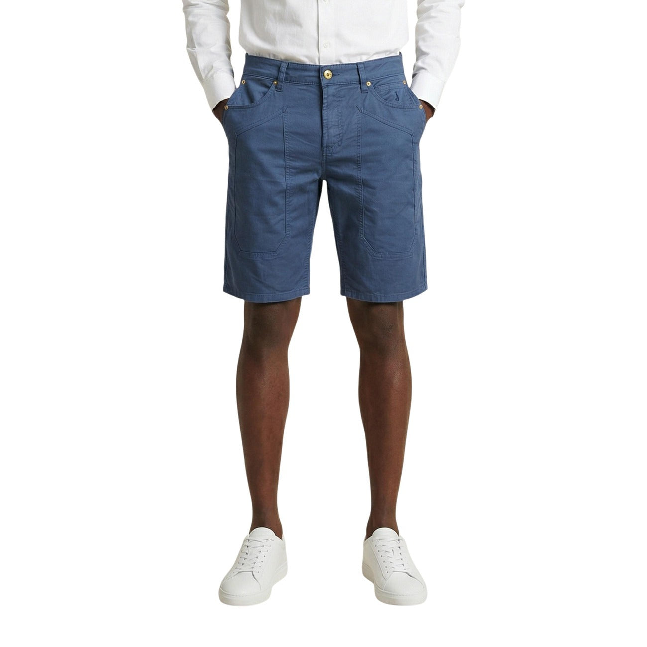 Bermuda Jeckerson Jayden Slim; 98% Cotone, 2% Elastam. Modello 5 tasche con toppe iconiche, tessuto stretch leggero. Short uomo raffinati e confortevoli, Made in Italy. Colore blu. Vista frontale 
