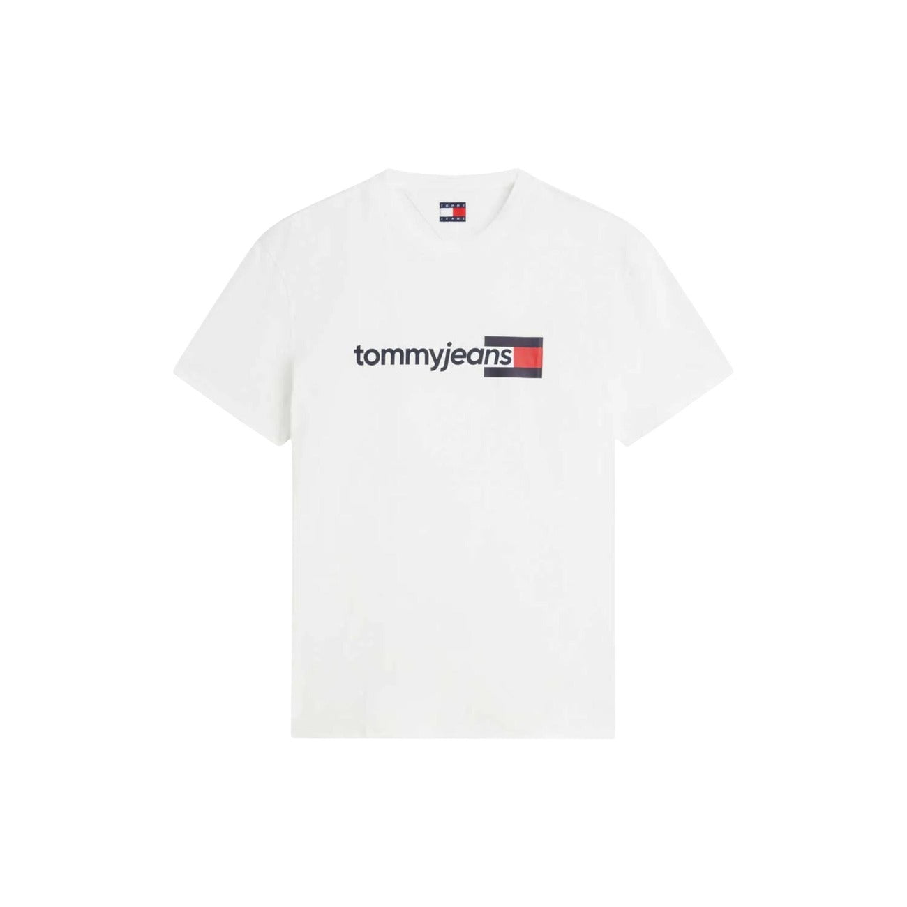 T-shirt Bianca Tommy Jeans; Logo Print. 100% Cotone Rigenerato. Vestibilità regolare, traspirante e sostenibile. Il basic immancabile del guardaroba maschile. Frontale stesa 
