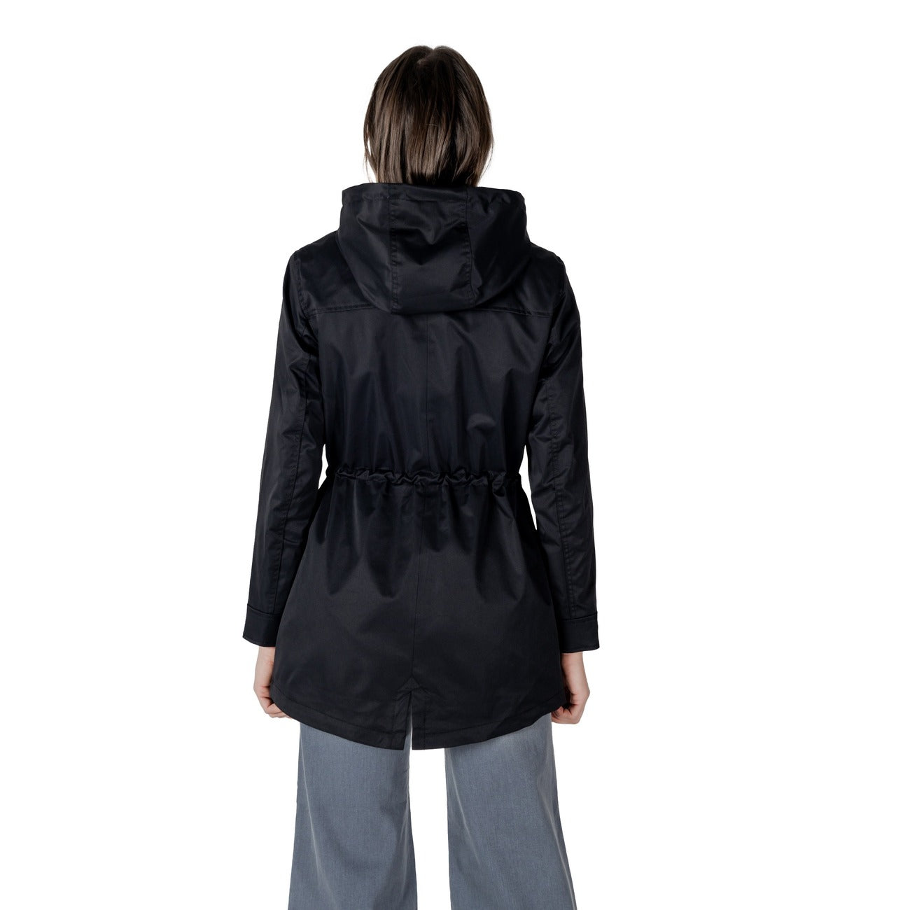 Only ONLLOUISE Parka CC LIFE OTW; giacca nera donna con cappuccio e coulisse in vita, 100% poliestere, tasche funzionali e vestibilità regolare regolabile, stile urban versatile. Vista posteriore 