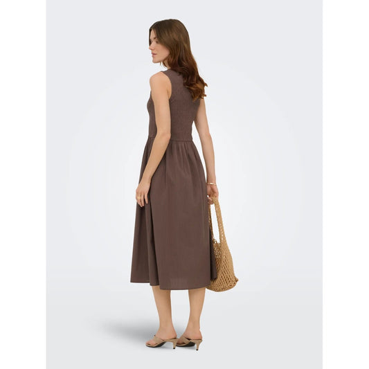 Abito Lungo Donna Marrone Only; Vestito smanicato in cotone tinta unita con scollo a V e dettaglio smock sul busto. Taglio fluido regular fit leggero, stile casual-chic per la primavera e l'estate. Posteriore 