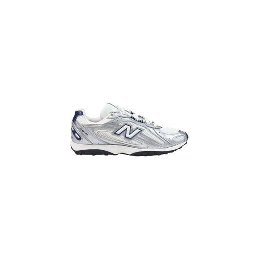 Sneakers New Balance unisex blu modello U204LPC. Scarpe da ginnastica blu a tinta unita con tomaia sintetica traforata, logo New Balance laterale e suola sportiva da 3 cm, scarpe casual e sportive per uomo e donna.
