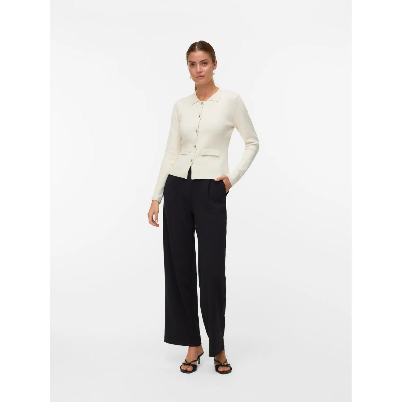 Pantaloni Donna Fantasia Nero Vero Moda Loose Fit; Taglio morbido e fluido in poliestere elasticizzato. Struttura senza chiusura con dettaglio bottone e tasche anteriori, stile casual primavera-estate. Vista  Intera frontale 