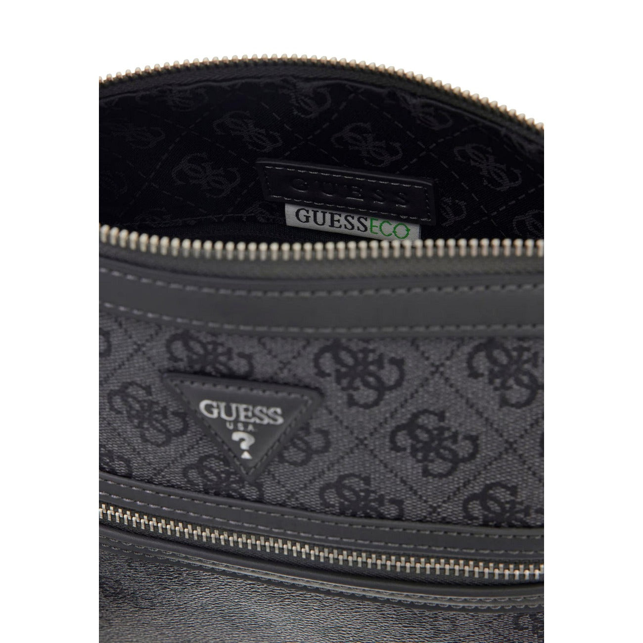 Borsa Tracolla Media Grigia Uomo Guess Milano Crossbody; Misure 22x26x8 cm. Tessuto 100% poliuretano logato con chiusura a zip superiore e tracolla rimovibile. Dettagli metallici lucidi, stile smart casual 4 stagioni. Vista aperta 