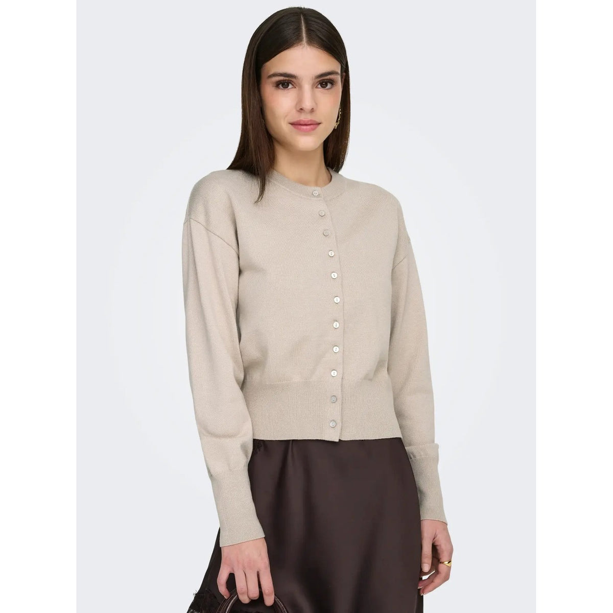 Cardigan in maglia piatta da donna Only codice 15377295 con bottoni frontali, spalle cadenti e scollo paricollo nei colori beige e marrone.