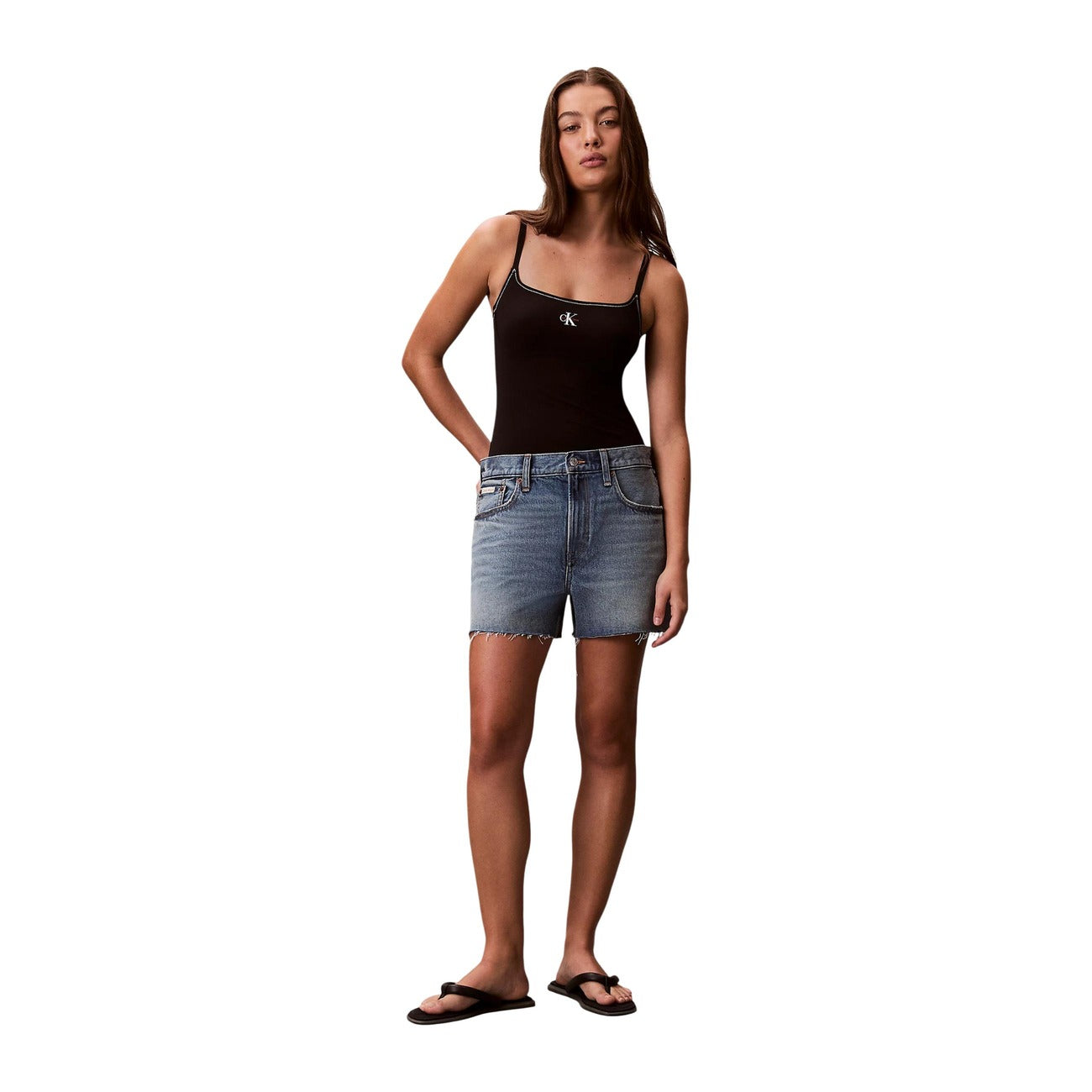 Costume Intero Calvin Klein; nero con logo. 33% Elastan per un effetto modellante. Spalline regolabili, imbottitura rimovibile, asciugatura rapida. Stile sport-chic ecosostenibile.  Vista frontale 
