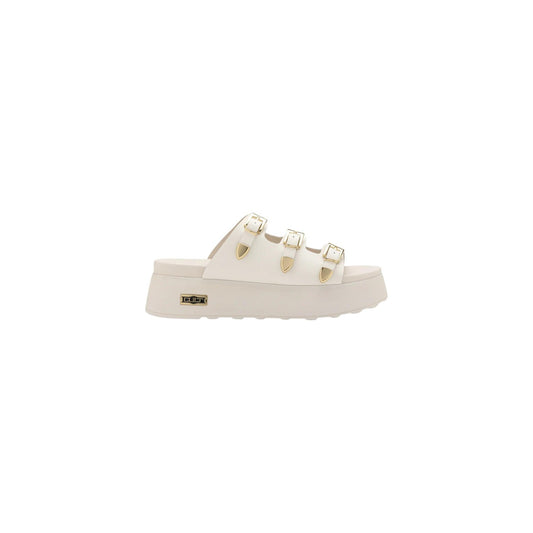 Sandali Platform Cult Janis; Bianco. 100% Pelle, tacco zeppa 5 cm. Triplo cinturino con fibbie, logo dorato laterale. Eleganti, robusti e ideali per la stagione estiva. Laterale 