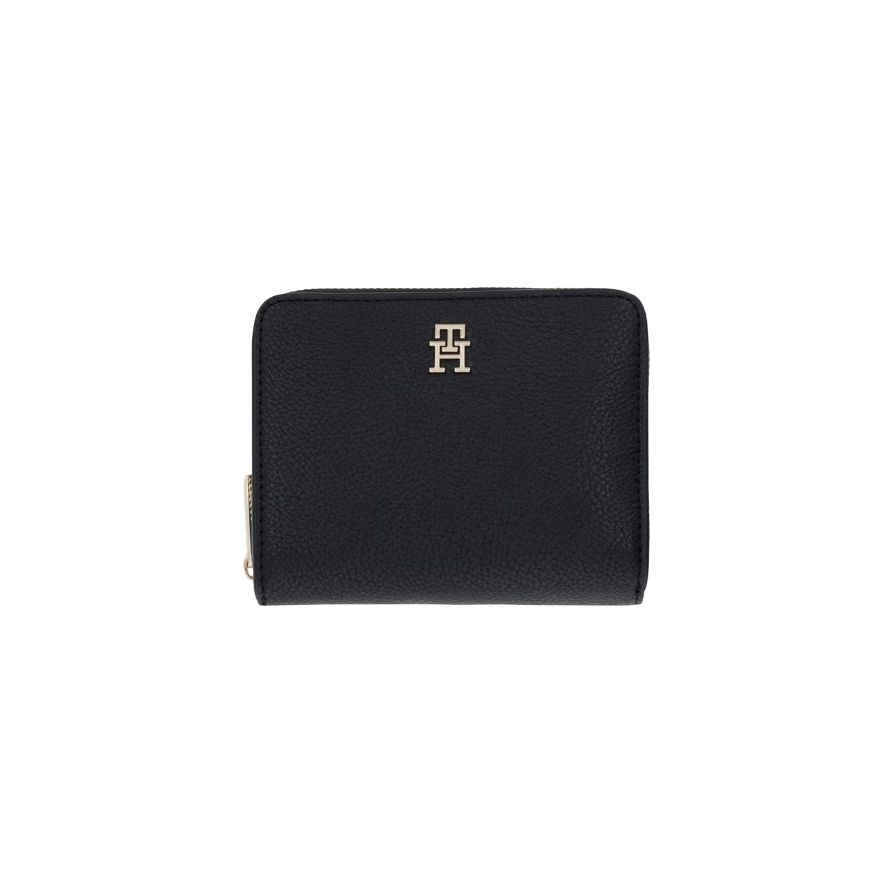 Portafoglio Compatto Donna Tommy Hilfiger; Nero. Finitura zigrinata, scomparto zip portamonete e sezione carte con bottone a pressione. Dettagli in metallo oro lucido e monogramma TH frontale. Misure micro e capienti (12x10 cm). Vista frontale 