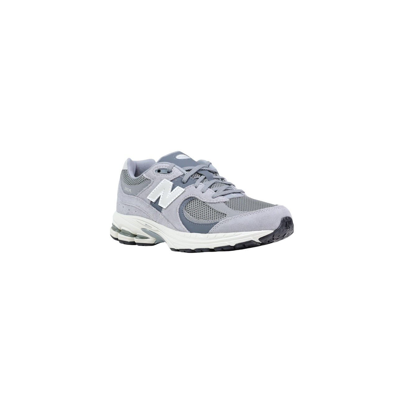Sneakers New Balance 2002R da uomo con tomaia multistrato in pelle scamosciata e mesh, design rétro running anni 2000 e intersuola tecnologica ammortizzata. Vista frontale 