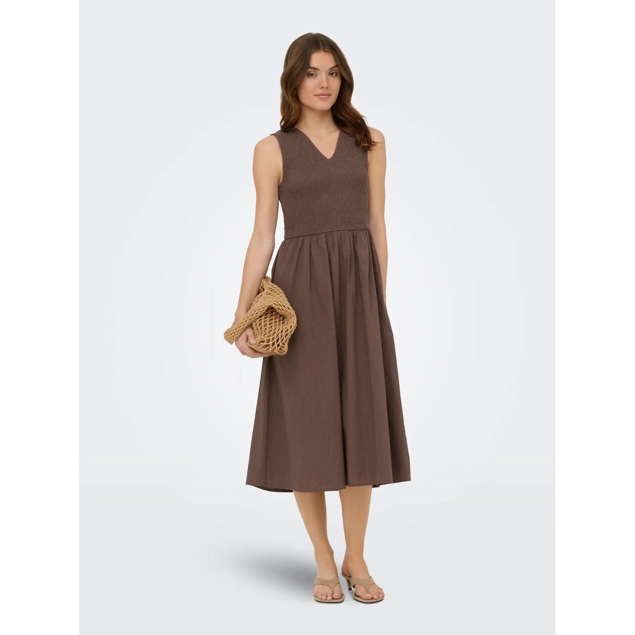 Abito Lungo Donna Marrone Only; Vestito smanicato in cotone tinta unita con scollo a V e dettaglio smock sul busto. Taglio fluido regular fit leggero, stile casual-chic per la primavera e l'estate. Frontale 