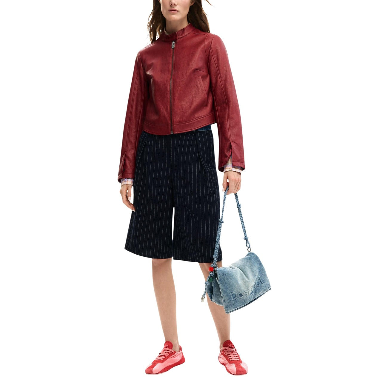 Realizzata interamente in poliuretano, offre una texture morbida e un effetto similpelle di alta qualità. Il taglio corto e moderno, con chiusura a zip frontale e colletto alla coreana, valorizza la silhouette e si adatta facilmente