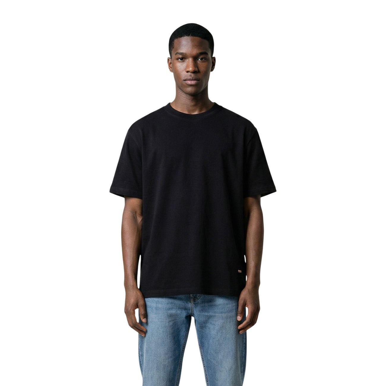 Gianni Lupo GL320SX-S26 Tee; 100% cotone, girocollo, dettaglio sartoriale sull'orlo. La maglia versatile ed essenziale per la stagione Primavera/Estate. Colore nero vista frontale